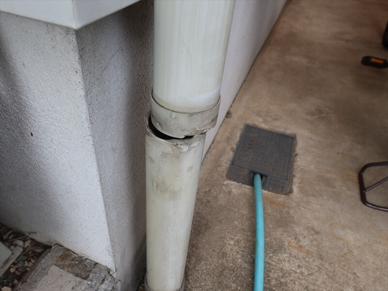 雨樋の根元部分が折れていました。