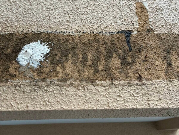 パーゴラの根元部分を外壁からはがしたところ、他と同じ模様がついていたので試しに塗装しました。