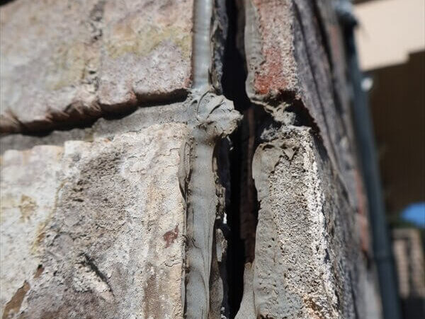 一番気になっているのがパーゴラの柱部分で、角になる部分が４箇所とも表面のタイルがはがれて中の鉄骨が見えています。