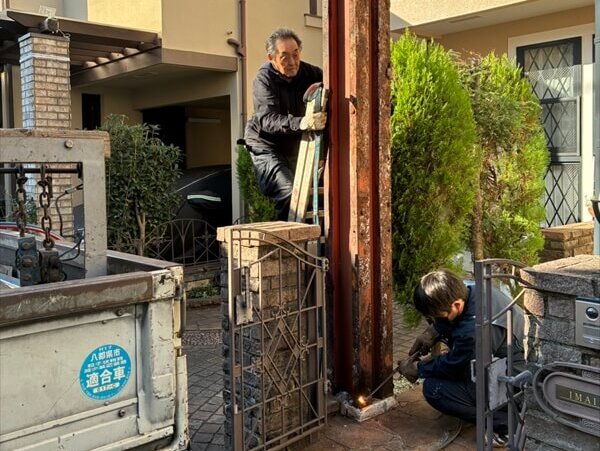 パーゴラの鉄柱部分を根本で切っています。