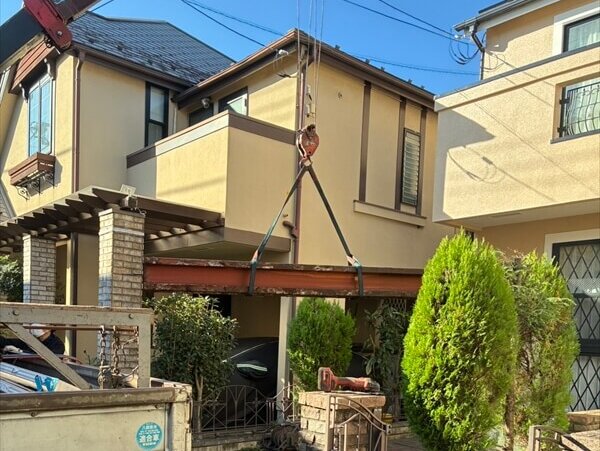 鉄柱は小型のクレーンで持ち上げて移動させています。