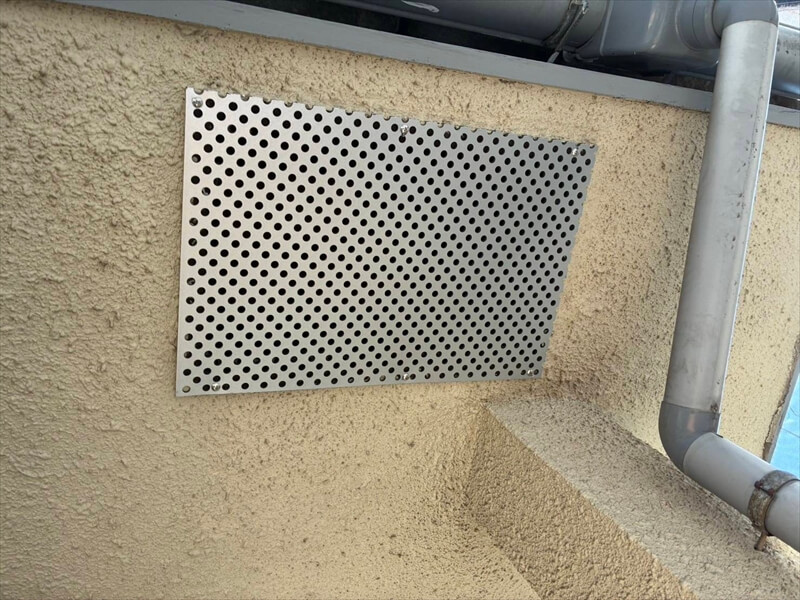 厚みのある板で覆うことで、穴が開かないようにしました。