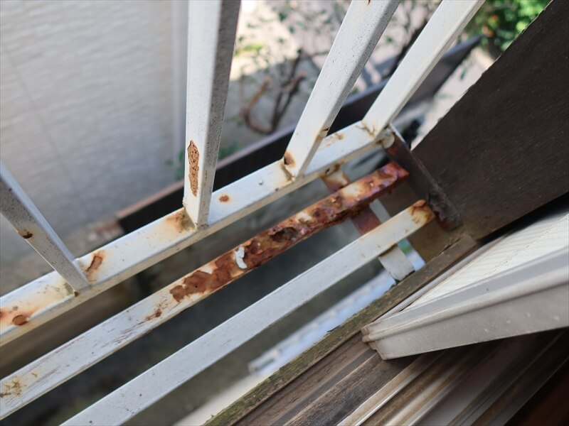 鉄格子のサビが出ているので、丁寧にケレンして塗装することになりました。