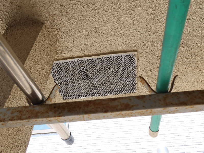軒裏換気口は網が破れているので、大工さんに新しく取り付けてもらうことになりました。