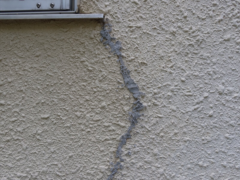 壁にはひび割れを直した時のコーキングが目立っています。