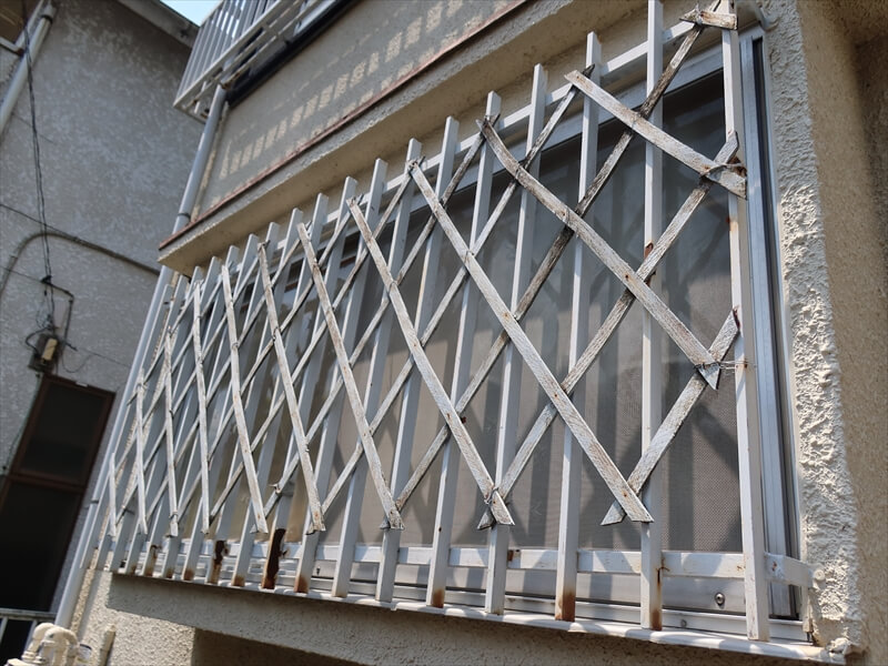 出窓の木製の格子は痛みが激しいので取り外すことになりました。