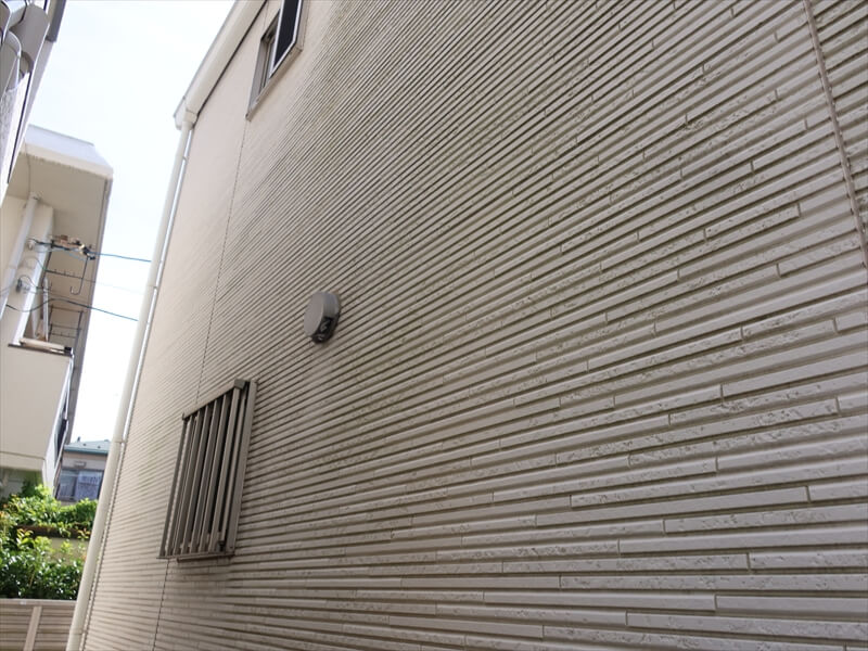 外壁は風通しが悪い面にうっすらと汚れがついていました。