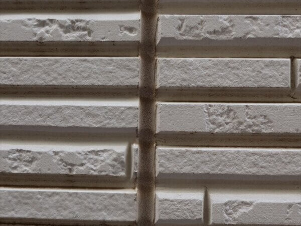 シールはうっすらとひびが入っています。