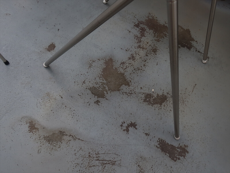 ２階のベランダは人の出入りがあるため、表面の膜が削れてなくなっている場所がありました。