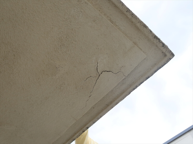 軒裏の表面がはがれ始めていました。