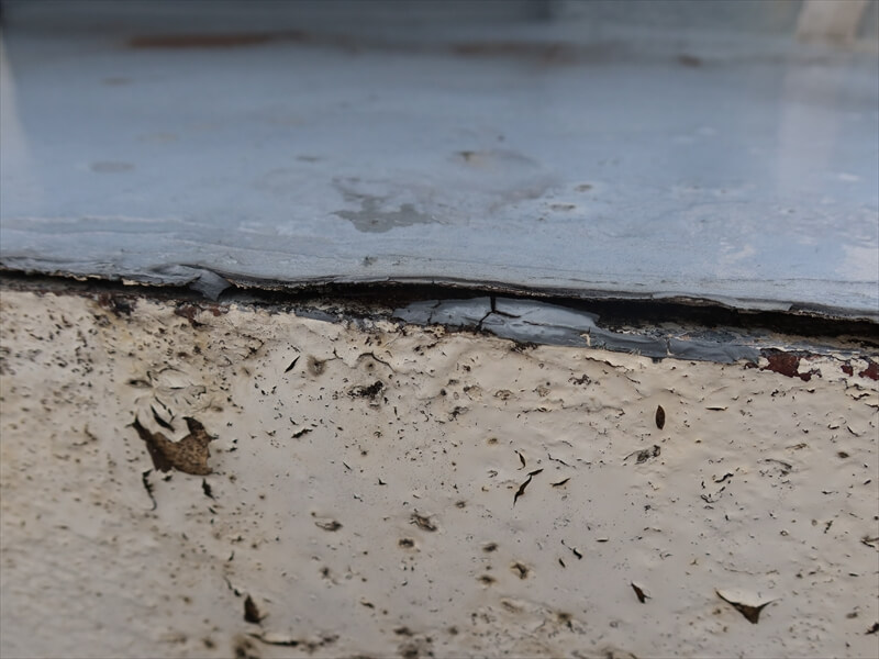 ウレタン防水が剥がれて浮き上がっています。