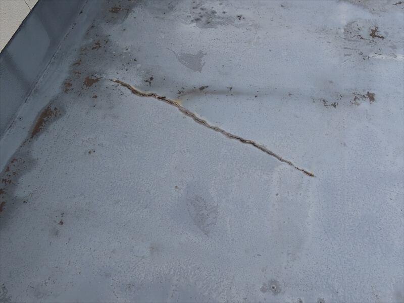 屋上には長いヒビがありました。