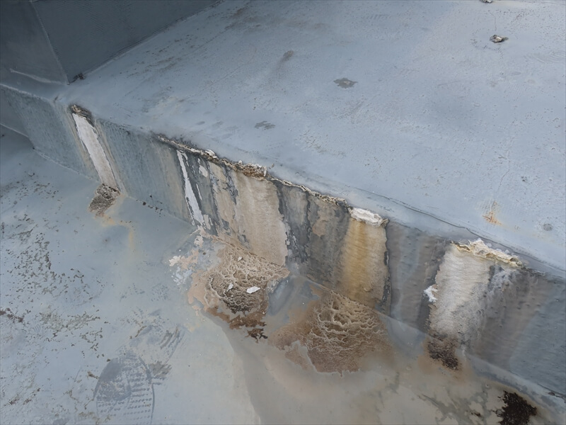 段差がある部分は雨水が集中して流れる場所の劣化が早くなります。