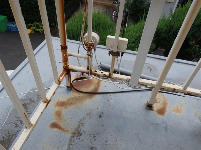 BSアンテナ等が手すりに取り付けられていたので、その部品からのサビが床面を汚しています。