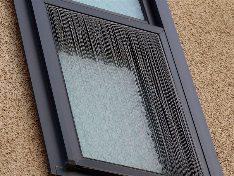 網戸が傷んで筋状になっています。