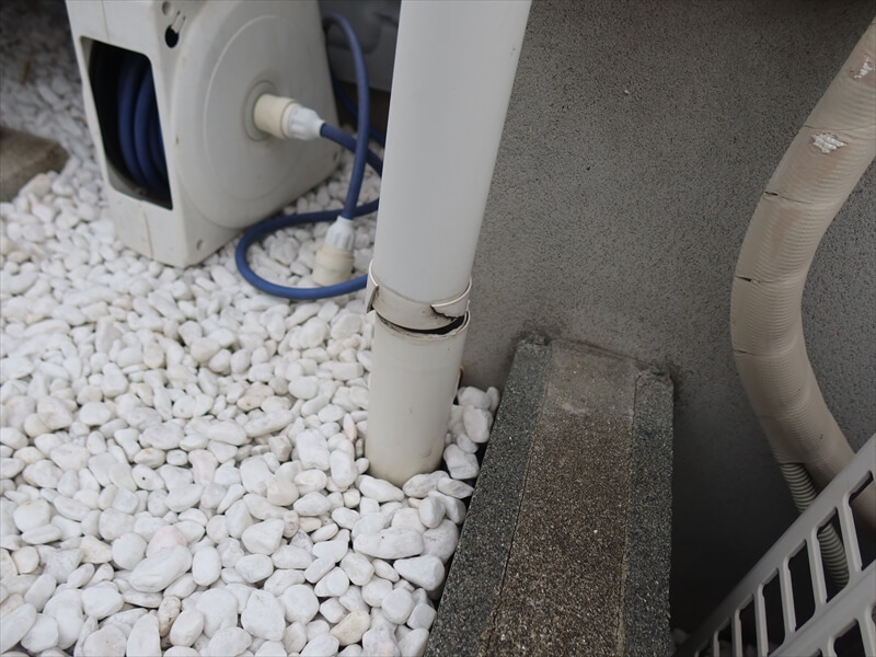 雨樋の根本が割れていました。