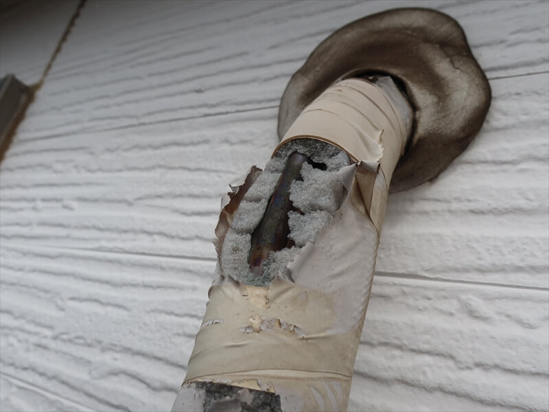 配管の保温材が劣化してなくなり、中の配管が見えています。