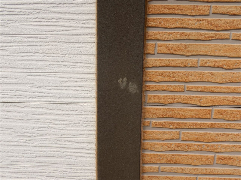 帯板を止めている釘の跡を補修してあり、その補修材の色が変化して目立っています。