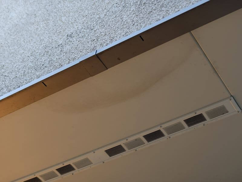 軒裏に雨染みと思われる跡がありました。