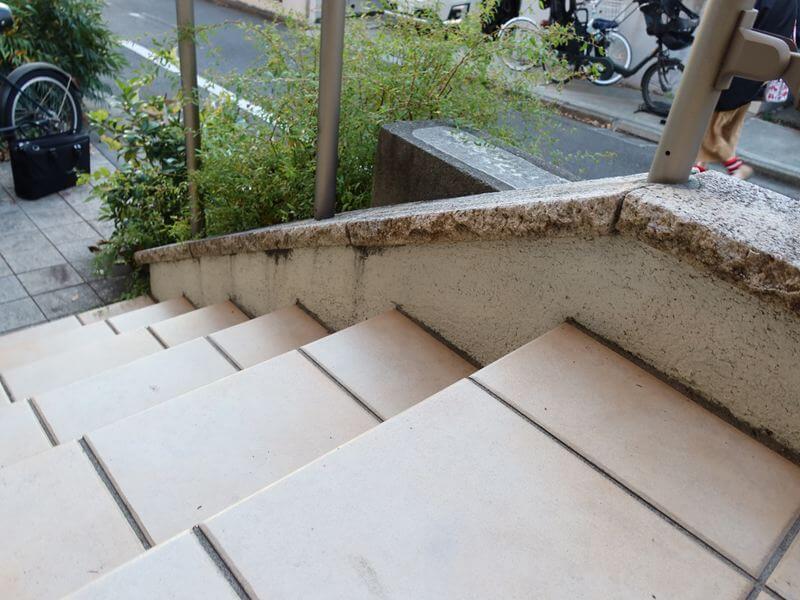 塀は上に乗っている石ブロックのお陰で比較的綺麗ですが、雨水が落ちる隙間があるとその部分だけ汚れが目立ちます。