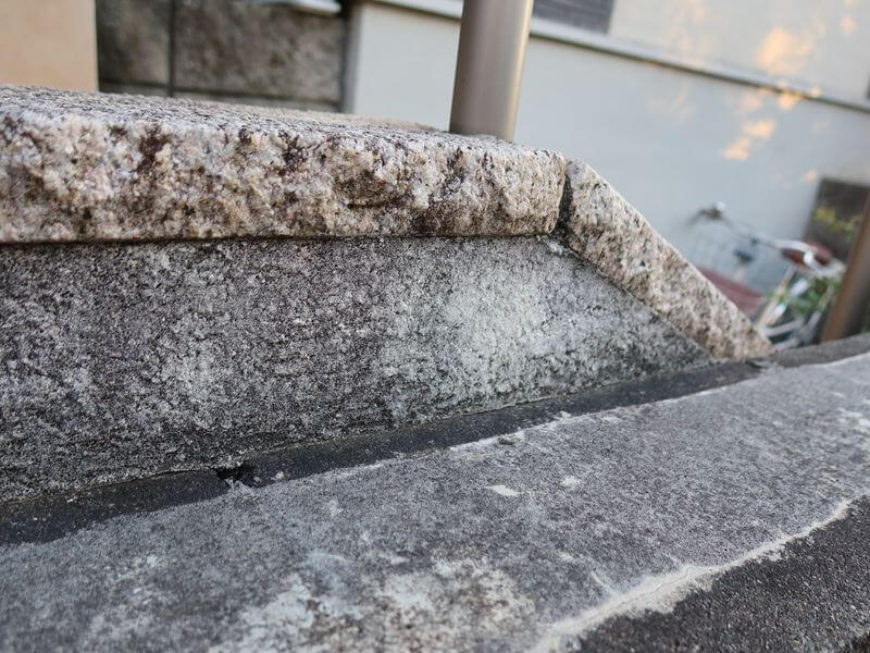 こちらは塀の反対側です。道路に面しているためか、全体的に汚れが目立っています。