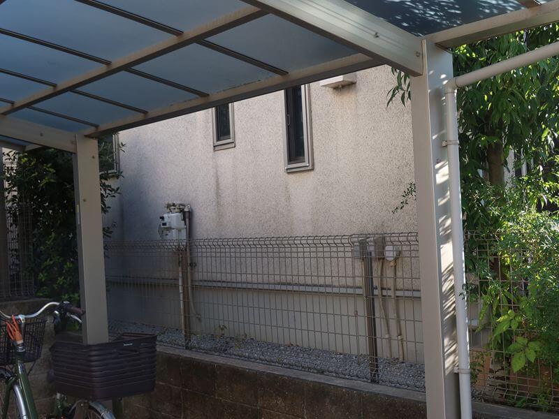 外壁は全体的にうすぼんやりと汚れていますが、窓が軒の役目を果たすため、窓の下だけはきれいです。