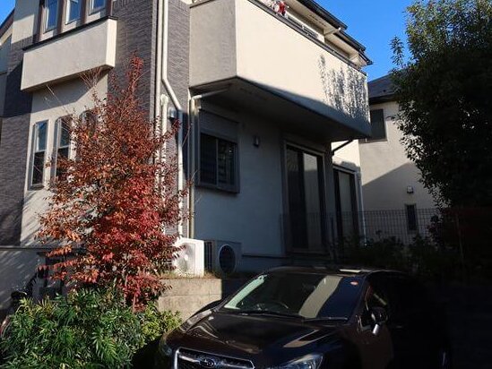 駐車場の上にベランダがせり出しているので、足場の建て方に注意が必要そうです。