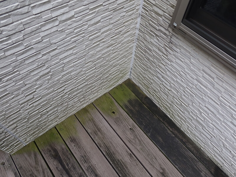 ウッドデッキの床面にコケが生えていました。