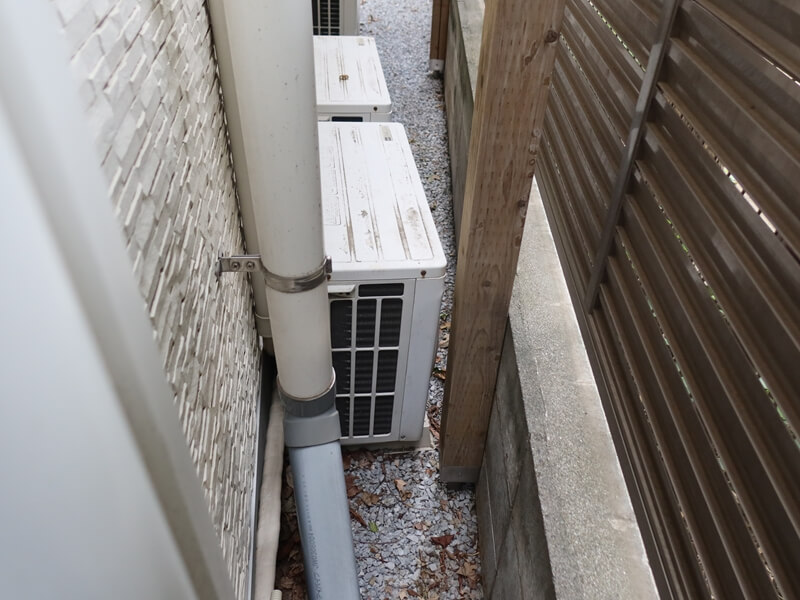 ウッドデッキの柱・雨樋・室外機と設備が固まっているため、足場の設置に工夫が必要です。