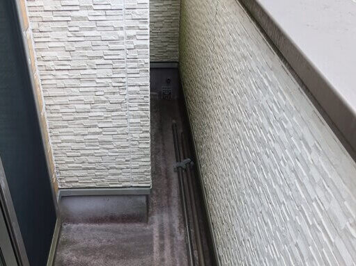 ベランダ床面は汚れが目立ちました。狭くなっているところは外壁にもコケ汚れがついています。