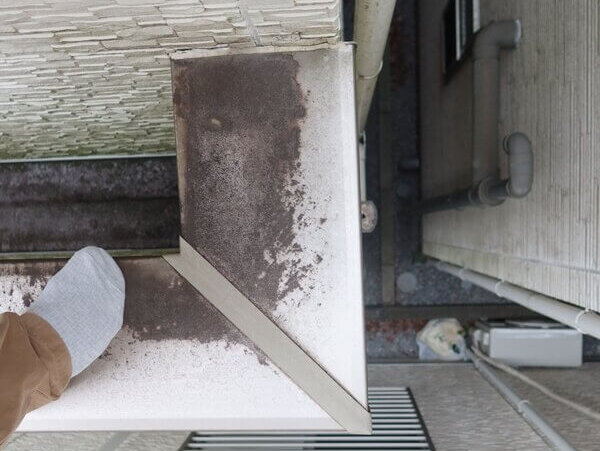 ベランダの笠木の汚れは高圧洗浄だけでは難しく、こすり洗いが必要になりそうです。