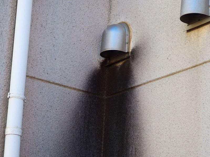 換気扇の下に黒い汚れがたくさんついていました。塗装できれいになりますが、排気がきれいにならない限り、再発します。