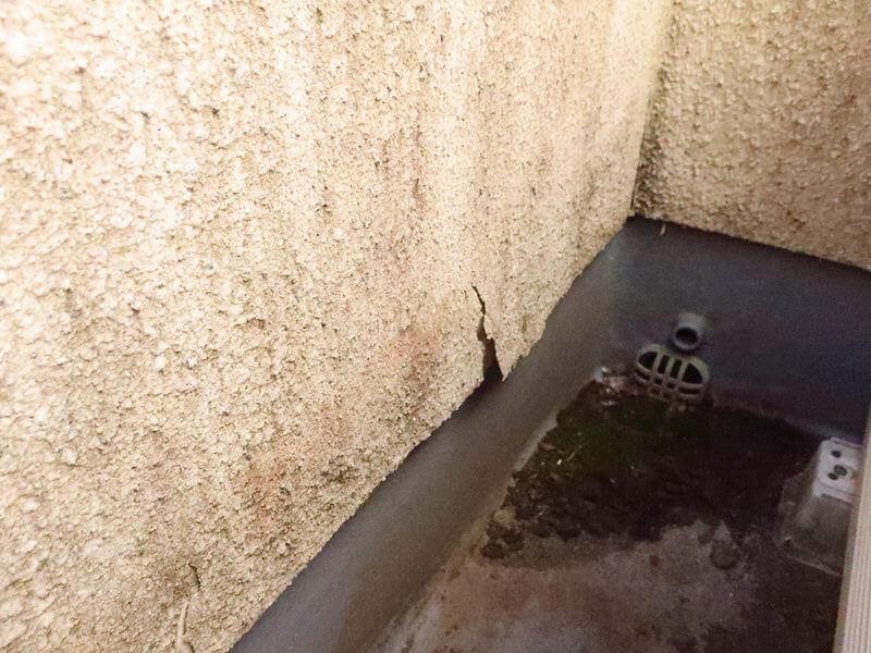 ベランダの内側は表面の化粧部分が剥がれかかっていました。