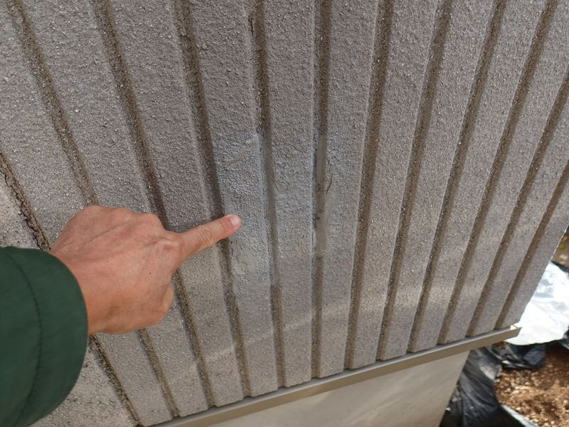 変色した部分は、補修跡のようです。