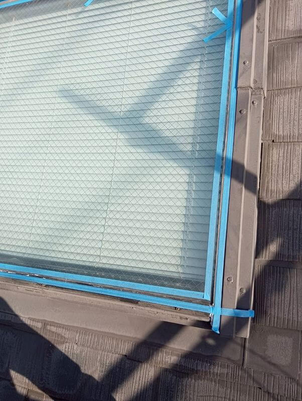 天窓のシールが痩せていたのでシールをすることになりました。