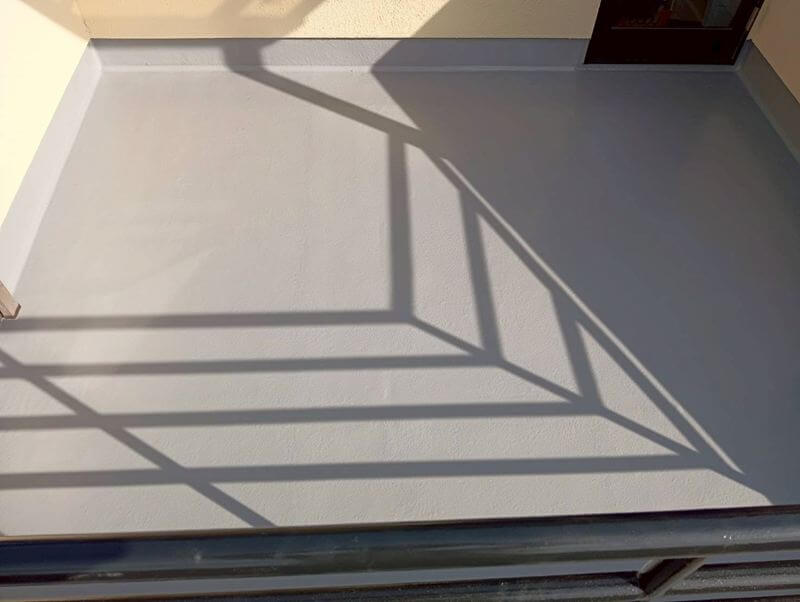 FRP樹脂は紫外線に弱いので、表面に保護材を塗装して仕上げます。