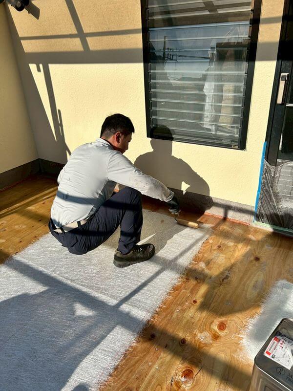 床面全体もガラス繊維を敷いて樹脂で硬化させることで、FRP（繊維強化プラスチック）樹脂となります。