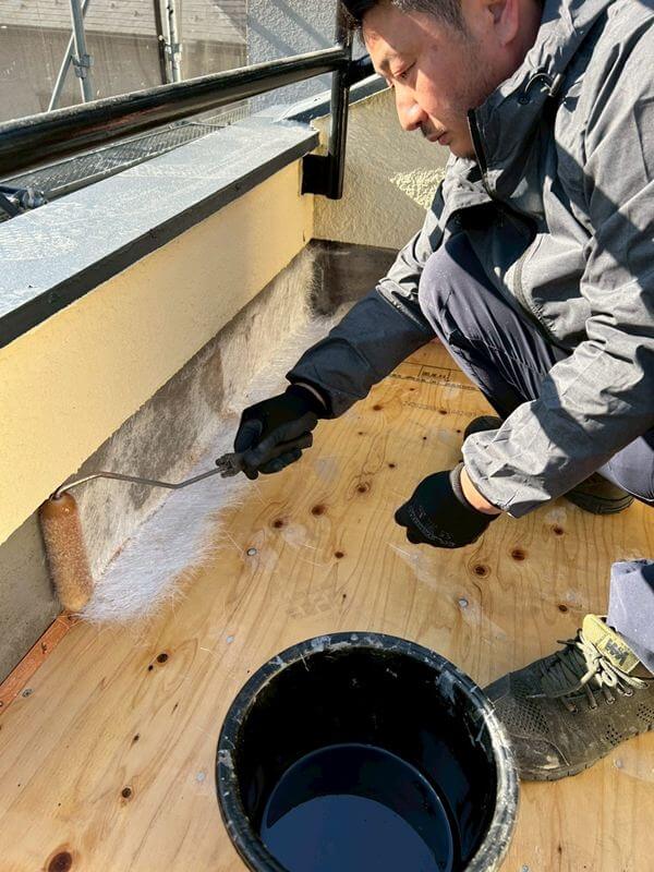 立ち上がり部分をしっかりとガラス繊維を貼って樹脂で硬化させています。