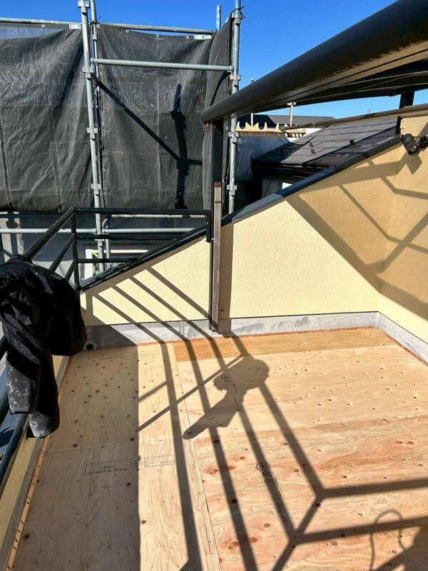 下地から作り直すため、まずはベニヤを敷き直します。