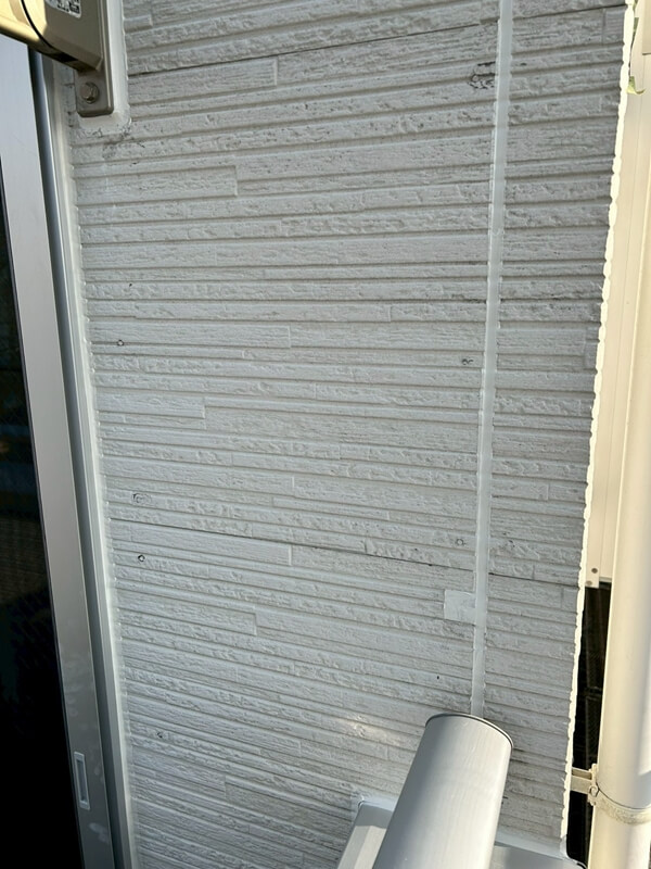 窓廻りや笠木と壁の接合部等、細かい部分も含めてシールを交換しました。