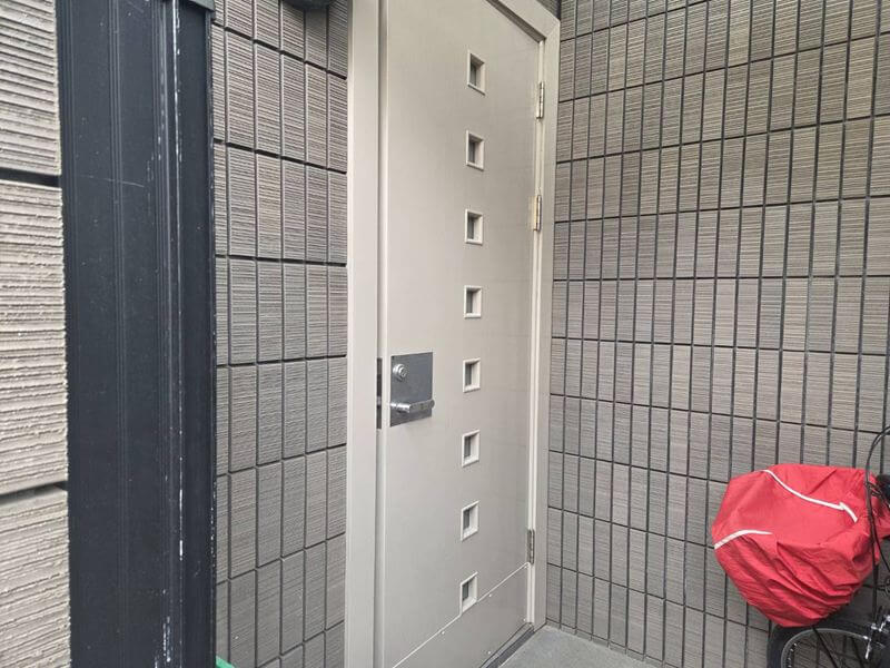 玄関ドアが壁色に合わせ、きれいに仕上がりました。