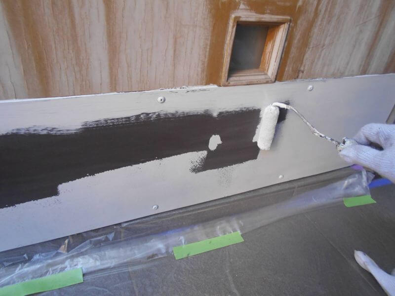 玄関ドア下部が傷んでいたので、板金で補修を行い、塗装で仕上げます。