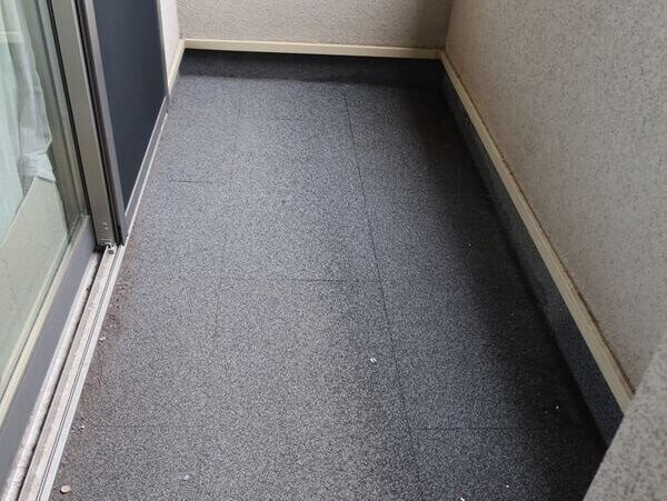 ベランダ床は石粒上の保護膜があるので、防水層自体の影響はなさそうです。