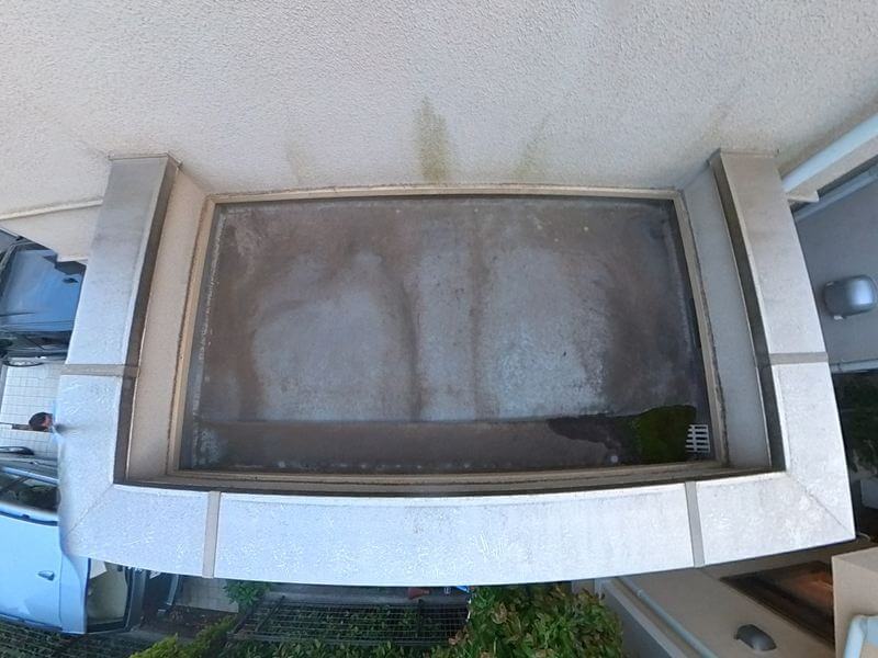 玄関上の防水床は汚れも多く、劣化がありそうです。