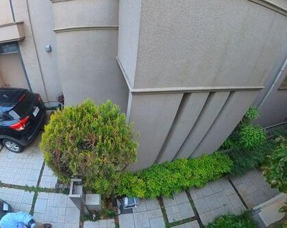 玄関のアーチ部分はお隣の敷地から足場を立てて塗装することになります。