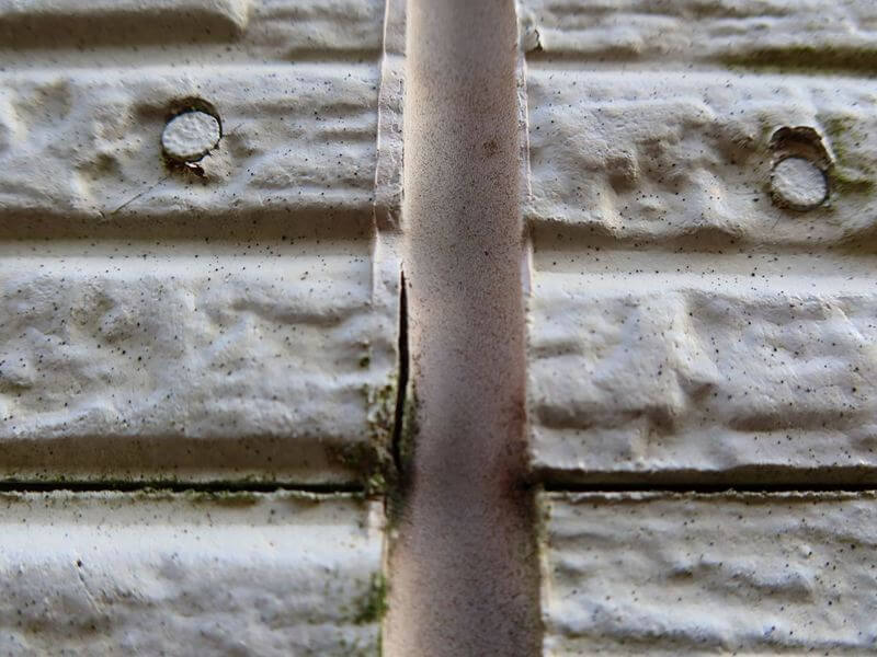 コーキングがはがれ始めています。