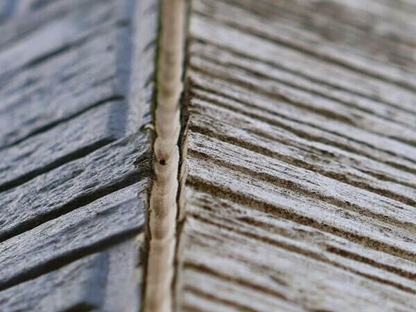 角のコーキングがかなり痩せています。