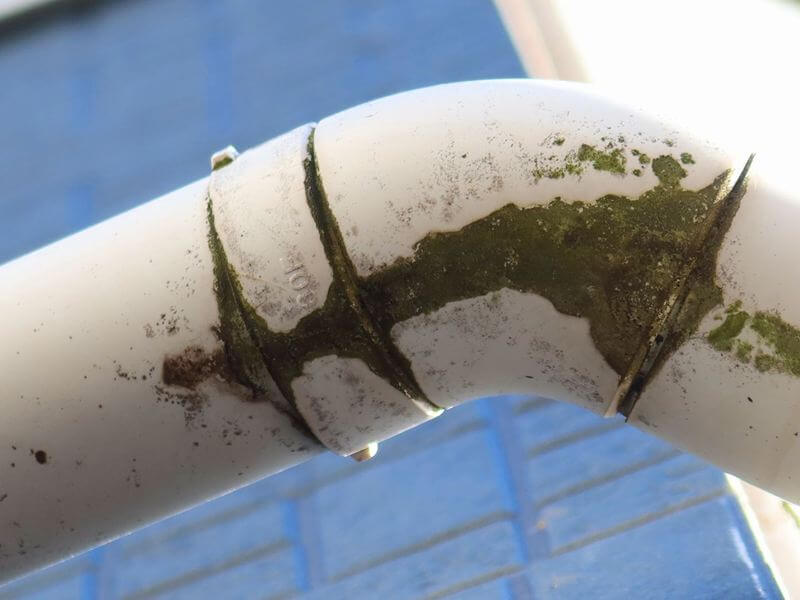 雨樋から水が滴り落ちると相談がありました。