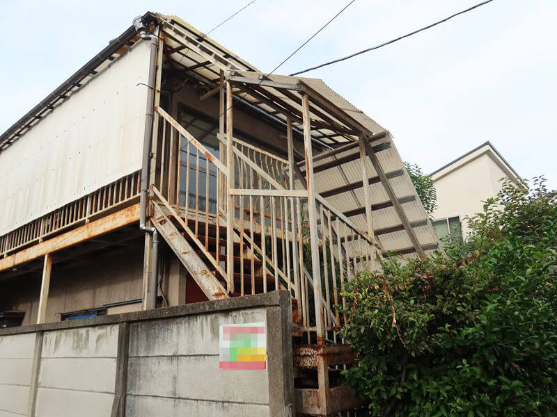 月極駐車場と建物が近いため、足場を立てるのが難しい状況です。