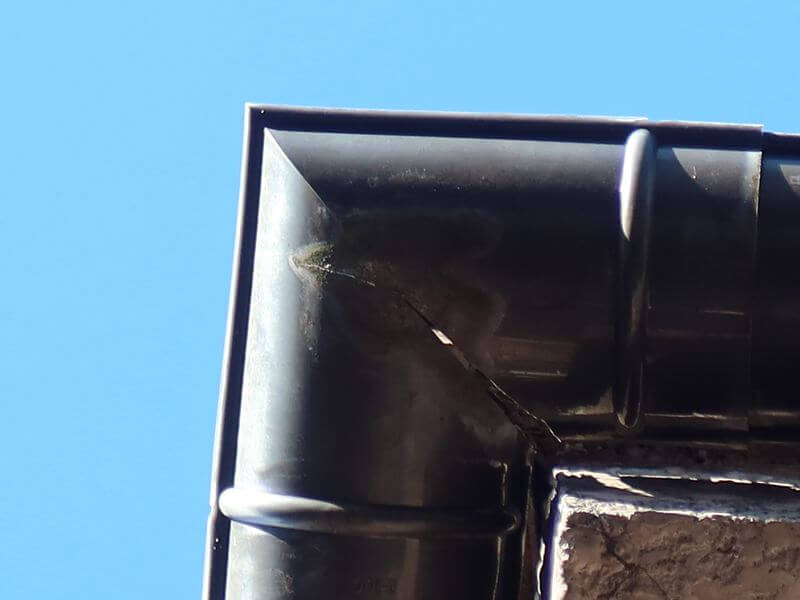 雨樋が割れて雨水が漏っていました。